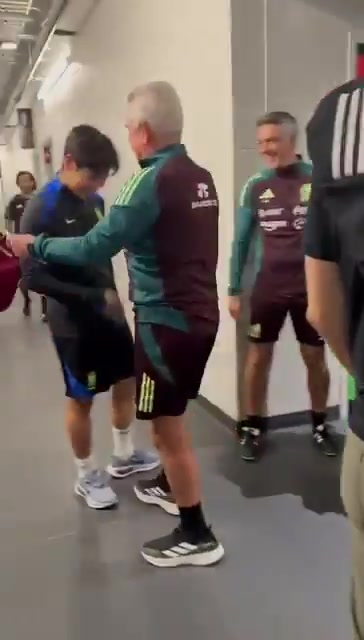 PP电子导航-师徒重逢！墨西哥主帅阿吉雷赛后与李刚仁见面并开玩笑